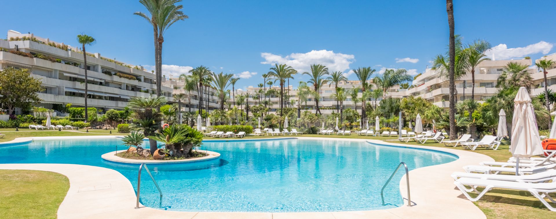 Los Granados, First line beach apartment