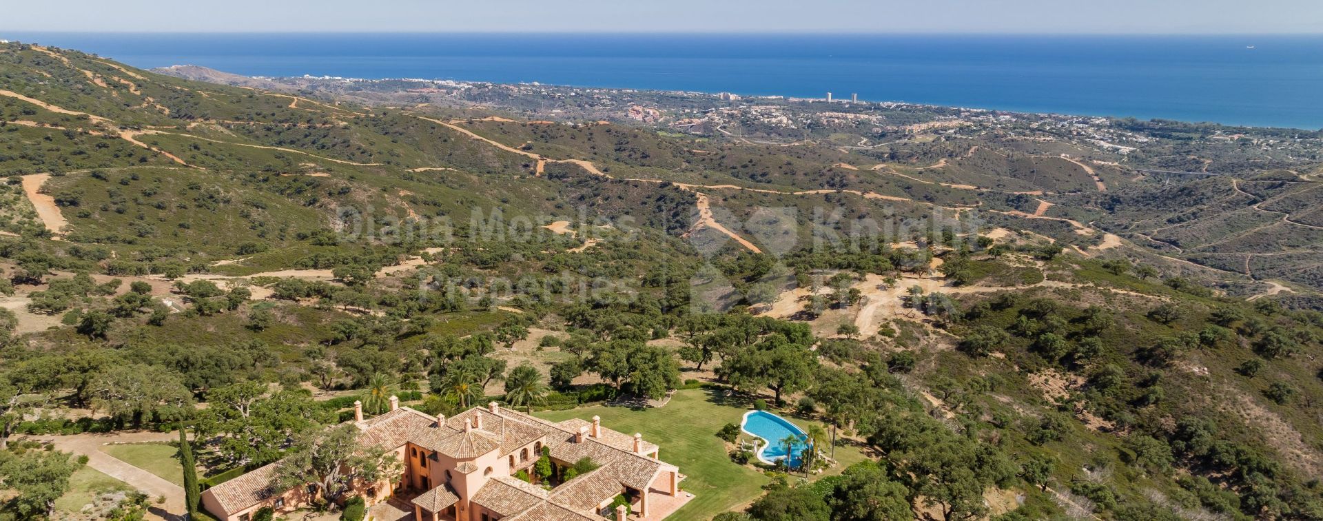 La Mairena, Classical style villa with breathtaking views on large plot