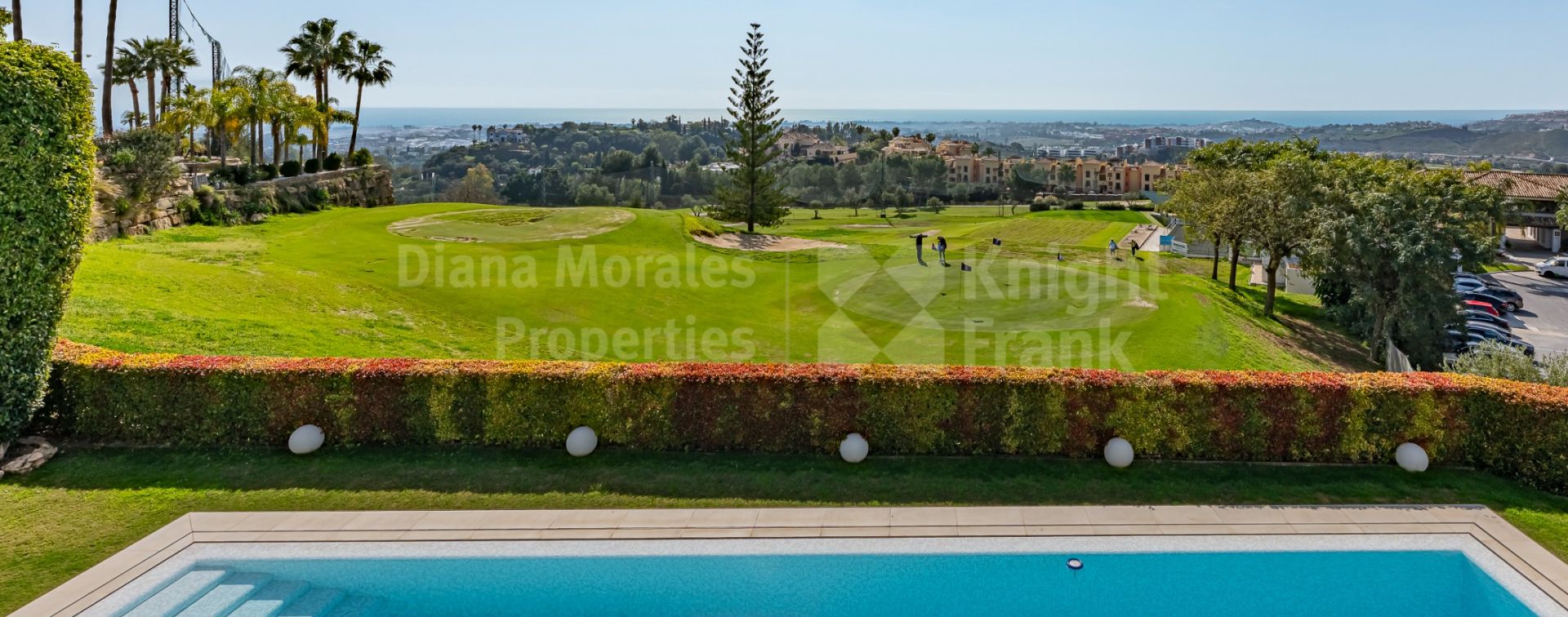 Villa moderna en Los Arqueros, primera linea de golf