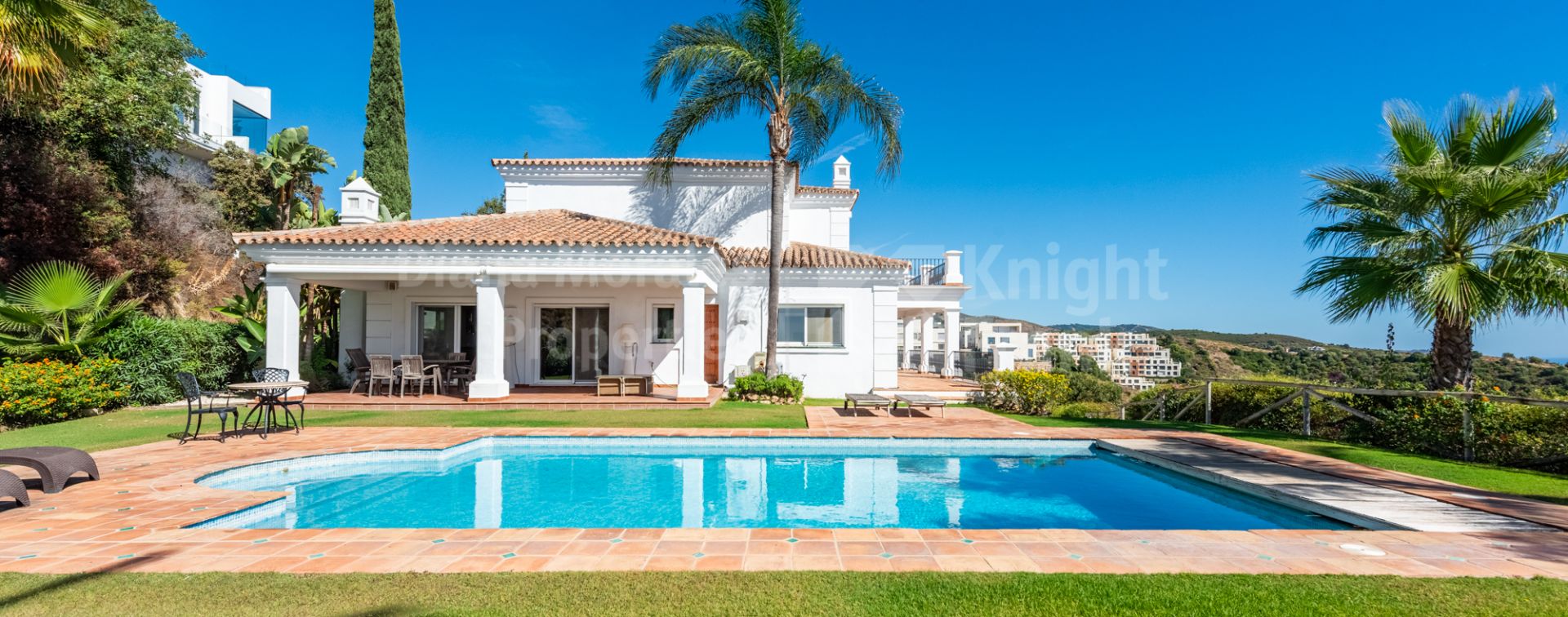 Villa Romero, Immobilie mit fünf Schlafzimmern und Panoramablick auf das Meer in Los Altos de los Monteros