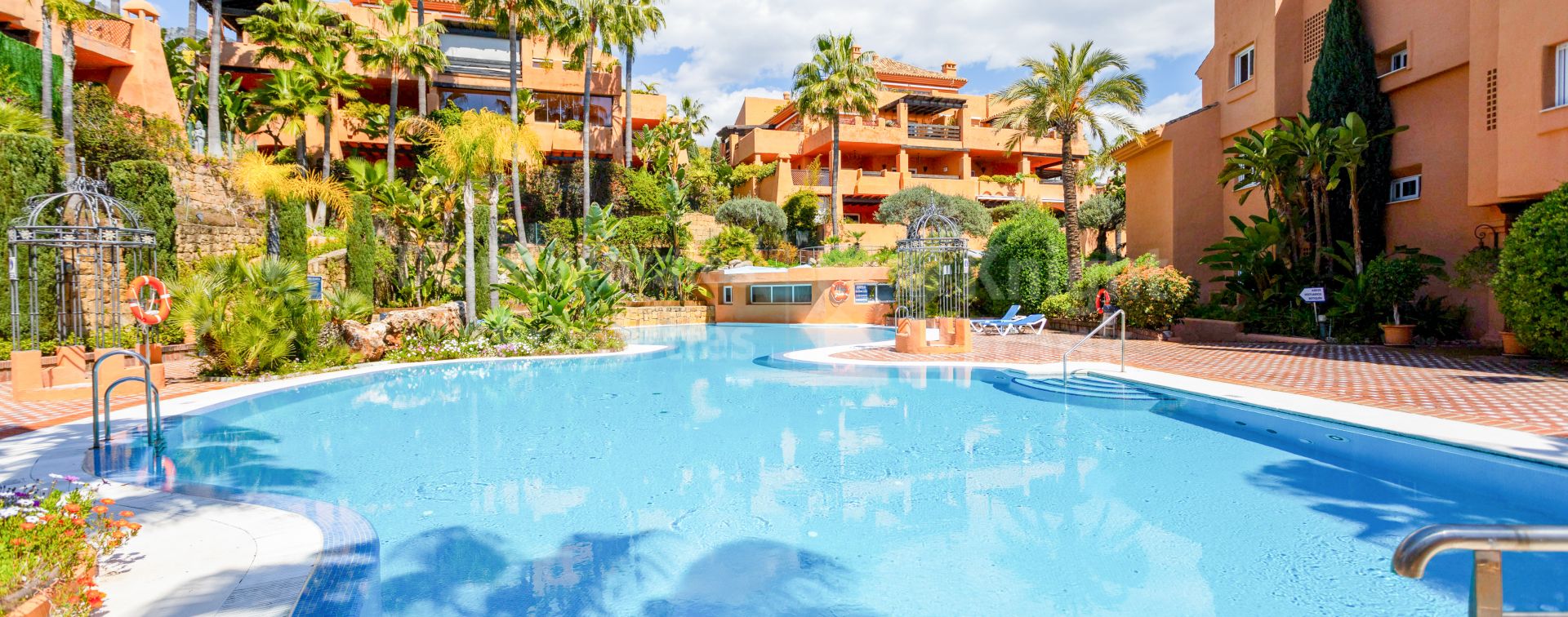 Lagos de Sierra Blanca, Apartamento con gran jardín privado en Sierra Blanca