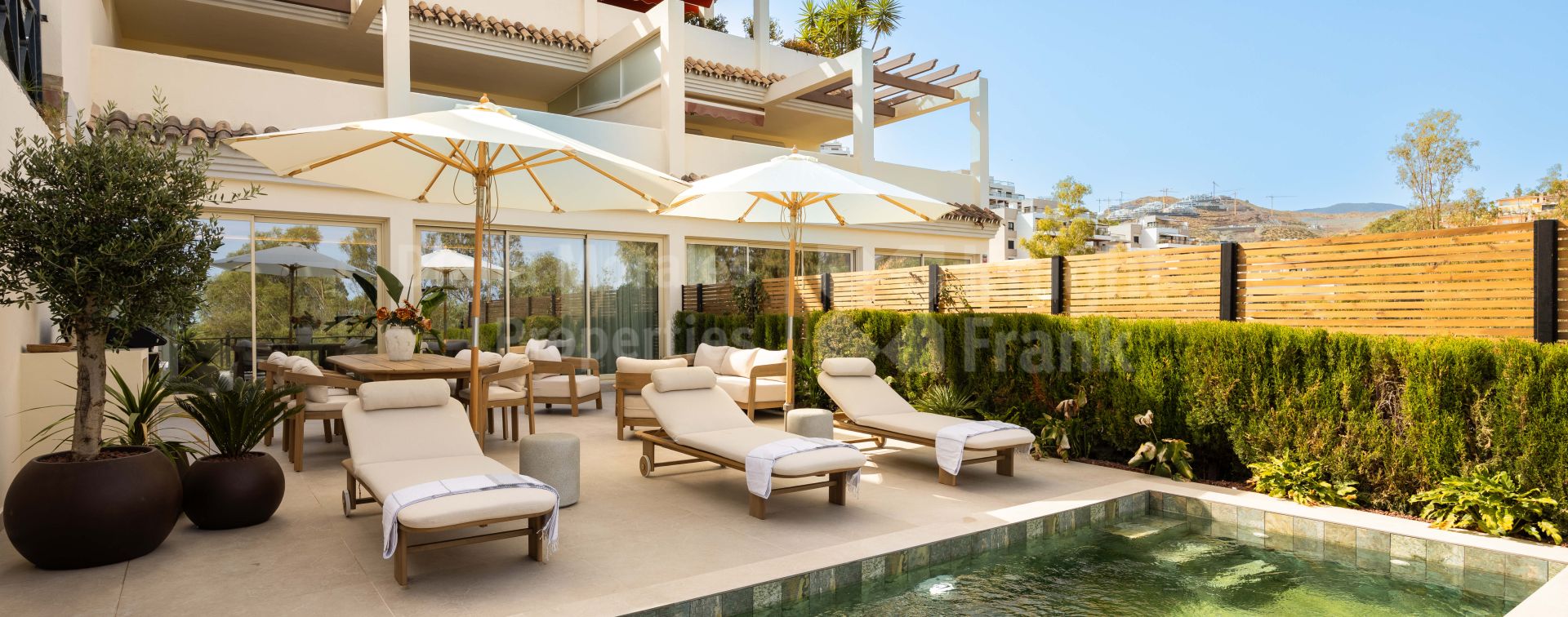 Palacetes Los Belvederes, Amplia terraza con piscina y vistas en Nueva Andalucía