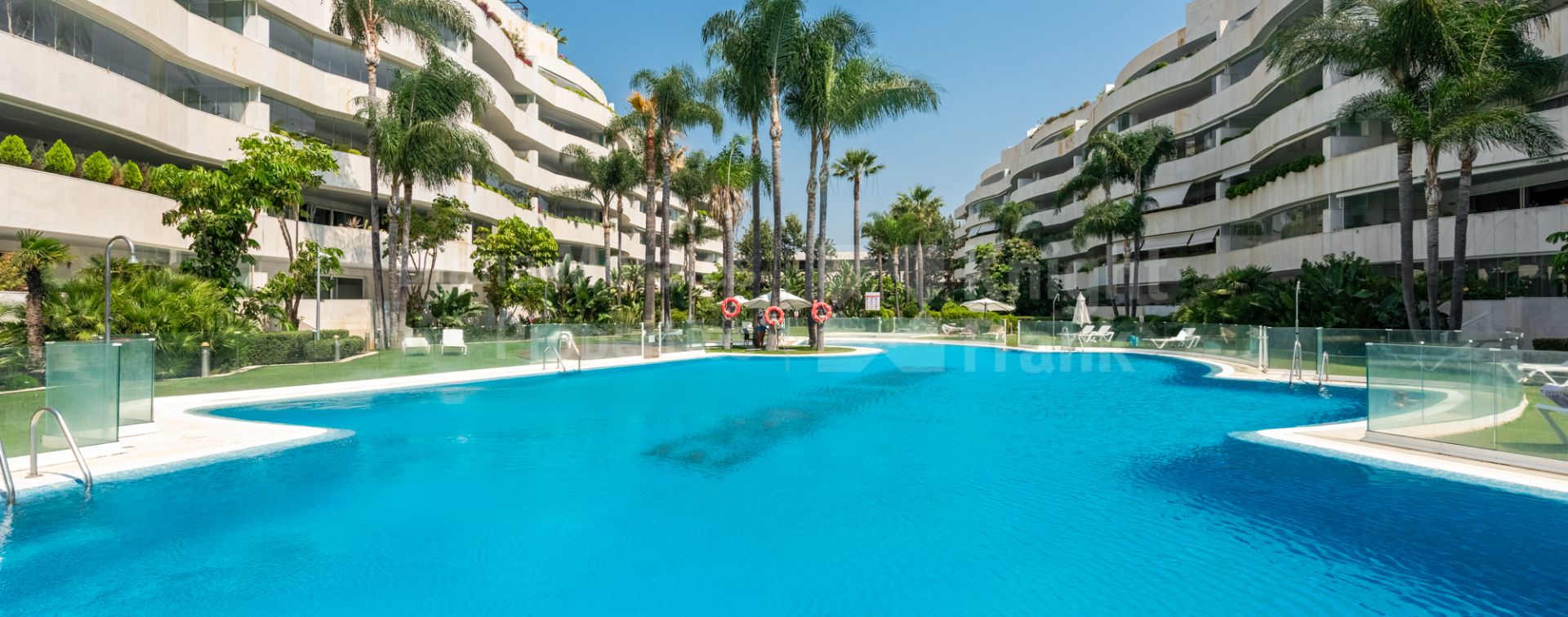 El Embrujo Banús, Large corner unit ground level apartment in Embrujo Banús