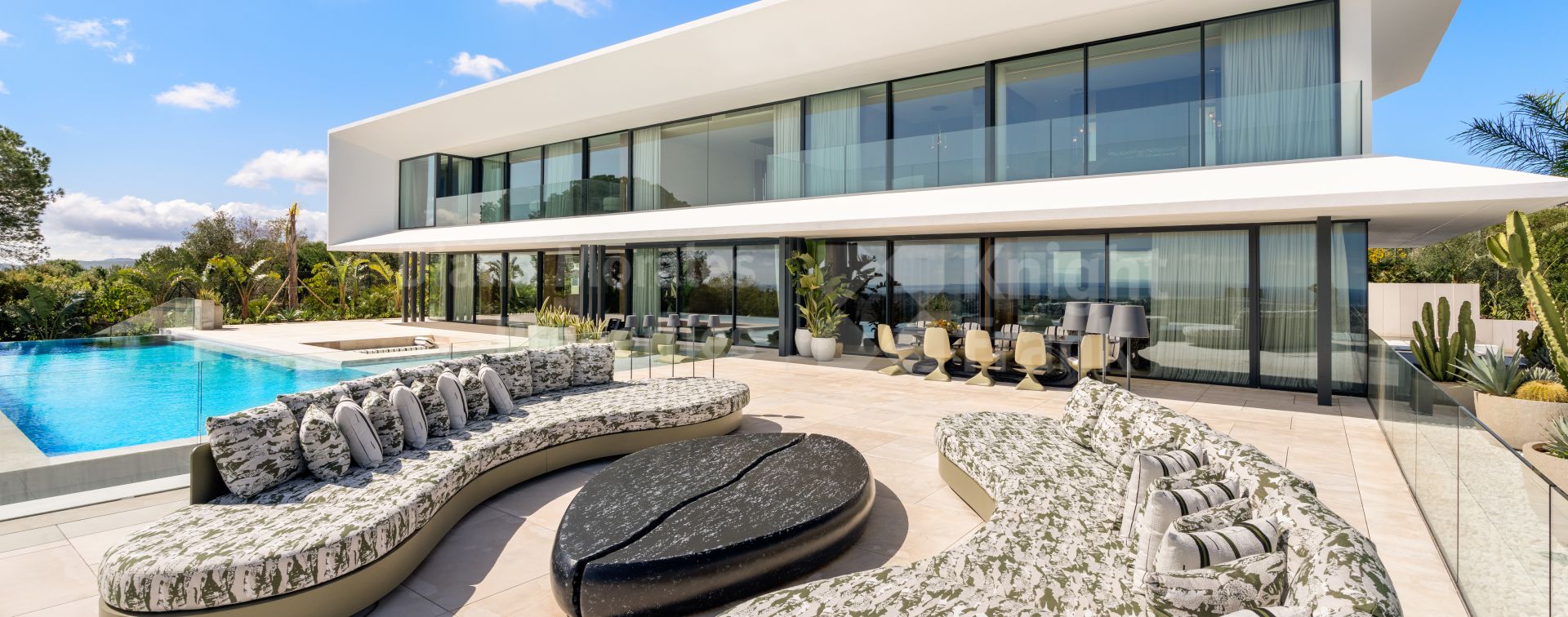 Sotogrande Alto, Moderne und sonnige Villa mit 6 Schlafzimmern sowie Golf- und Meerblick