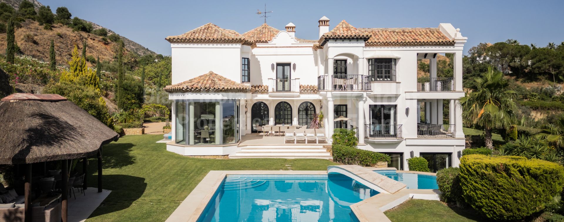 Прекрасная вилла с неповторимым шармом в Marbella Hill Club
