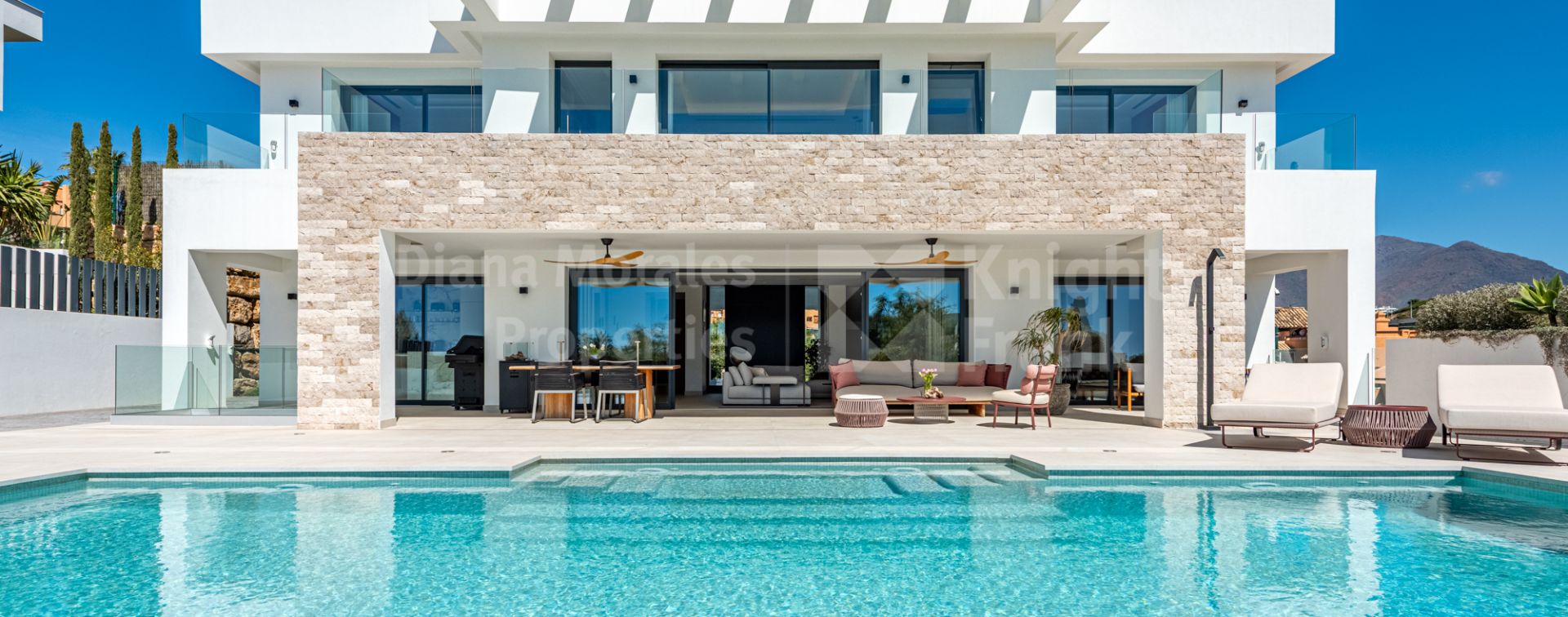 Majestic, Villa moderne avec vue sur la mer à proximité de Finca Cortesin
