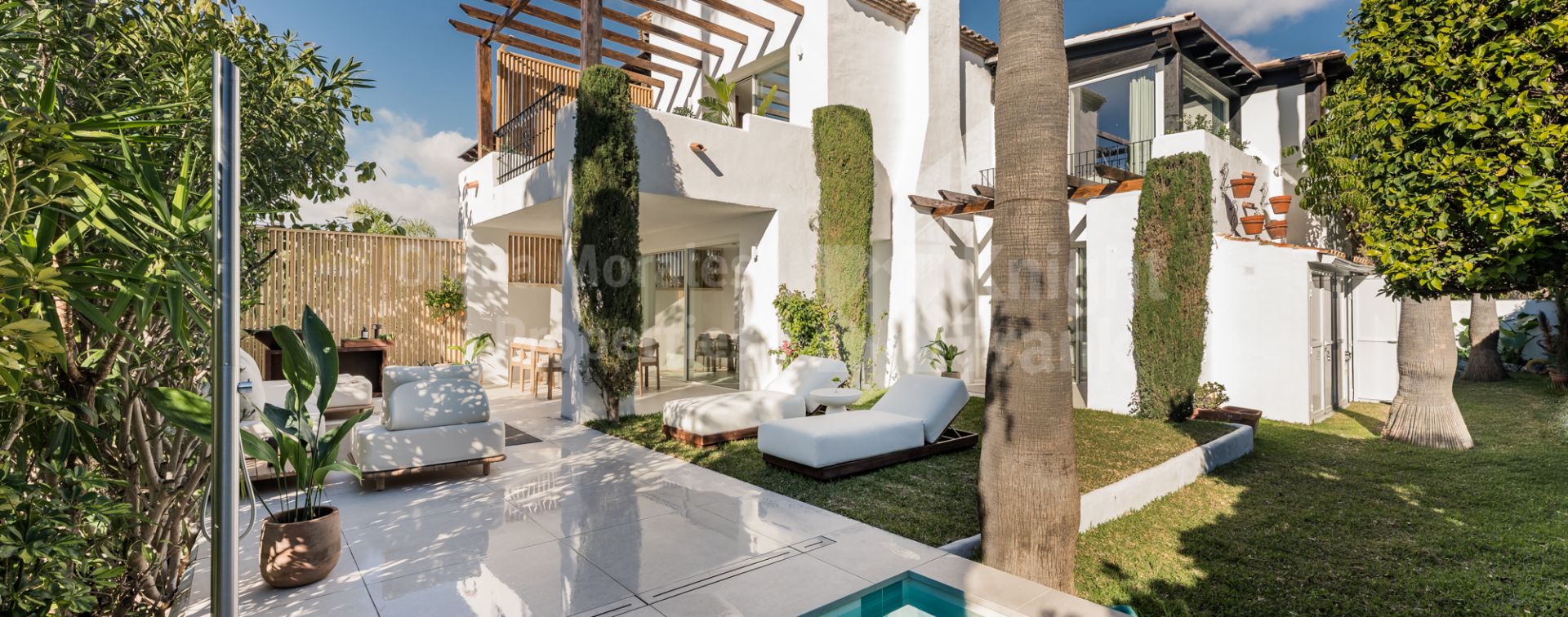 Altos de Salamanca, Casa Manca, exclusive corner villa in Altos de Puente Romano