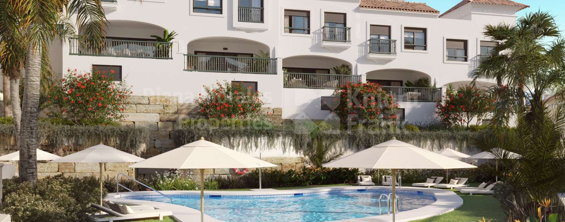 Estepona Westen, Renoviertes Reihenhaus in erstklassiger Golf-Frontlage im Estepona
