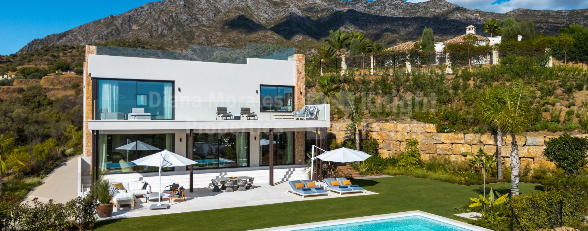 Villa contemporánea con vistas al mar en Marbella Hill Club