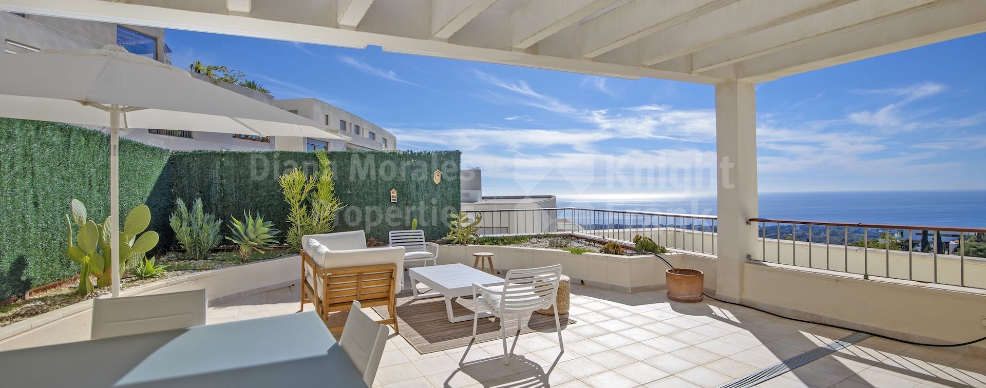 Los Altos de los Monteros, Three-bedroom southwest orientated penthouse with fantastic sea views