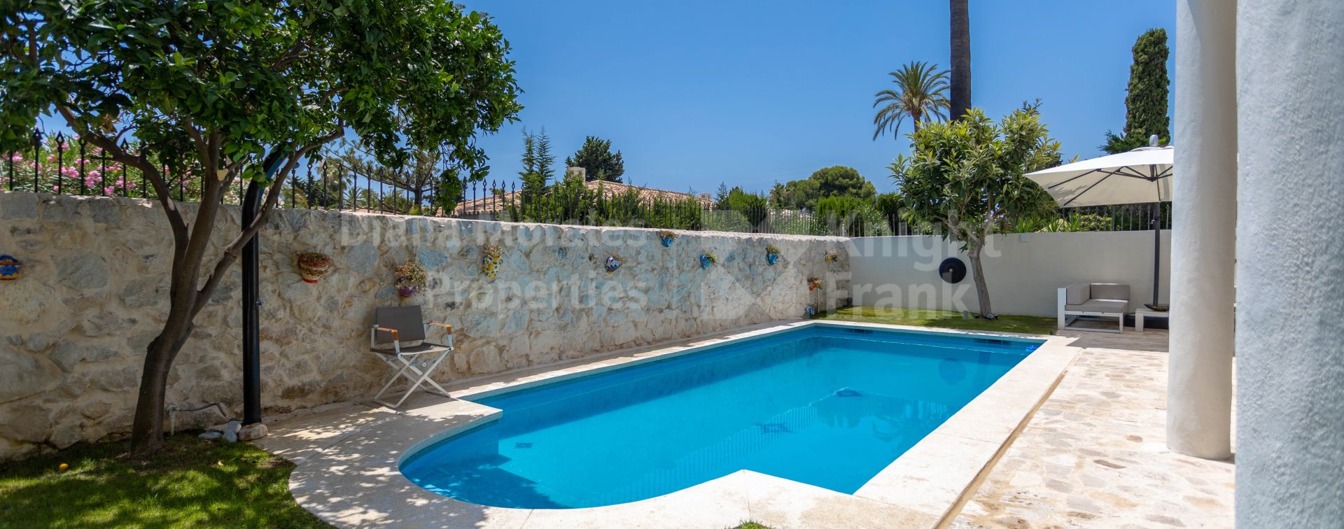 Beachside five-bedroom villa in Paraiso Barronal, East of Estepona