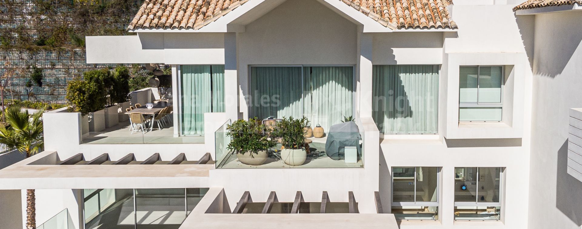 Benahavis, Penthouse de 3 chambres avec terrasse sur le toit à côté du Marbella Club Golf Resort