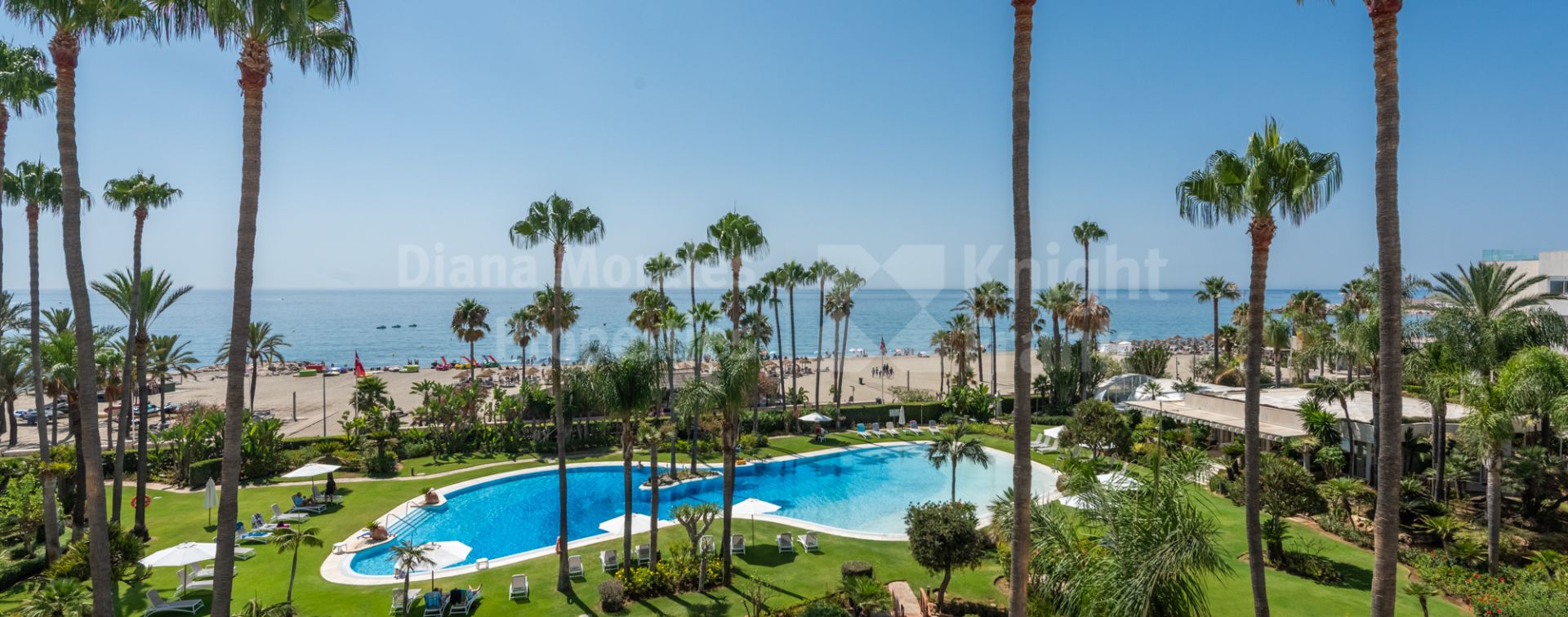 Duplex penthouse on the beachfront in Los Granados II, Puerto Banús