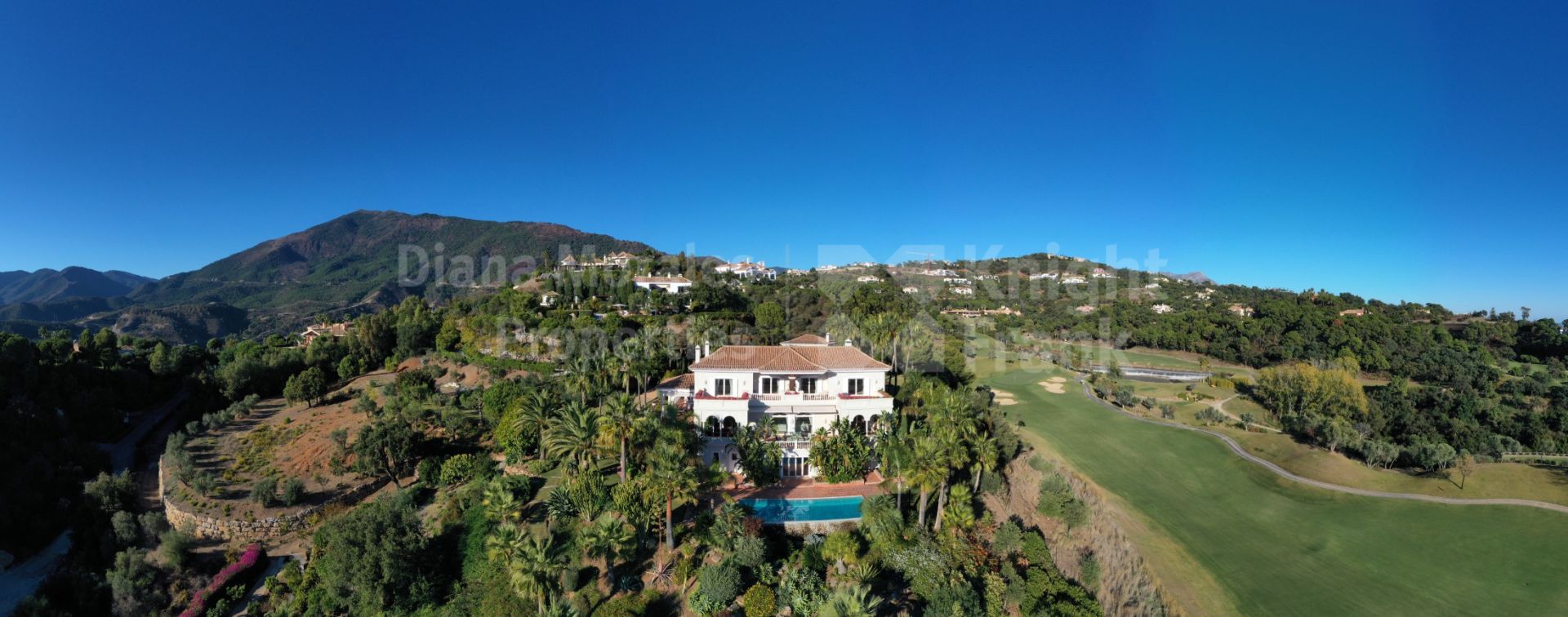 Villa en primera línea de golf con casa de invitados en La Zagaleta