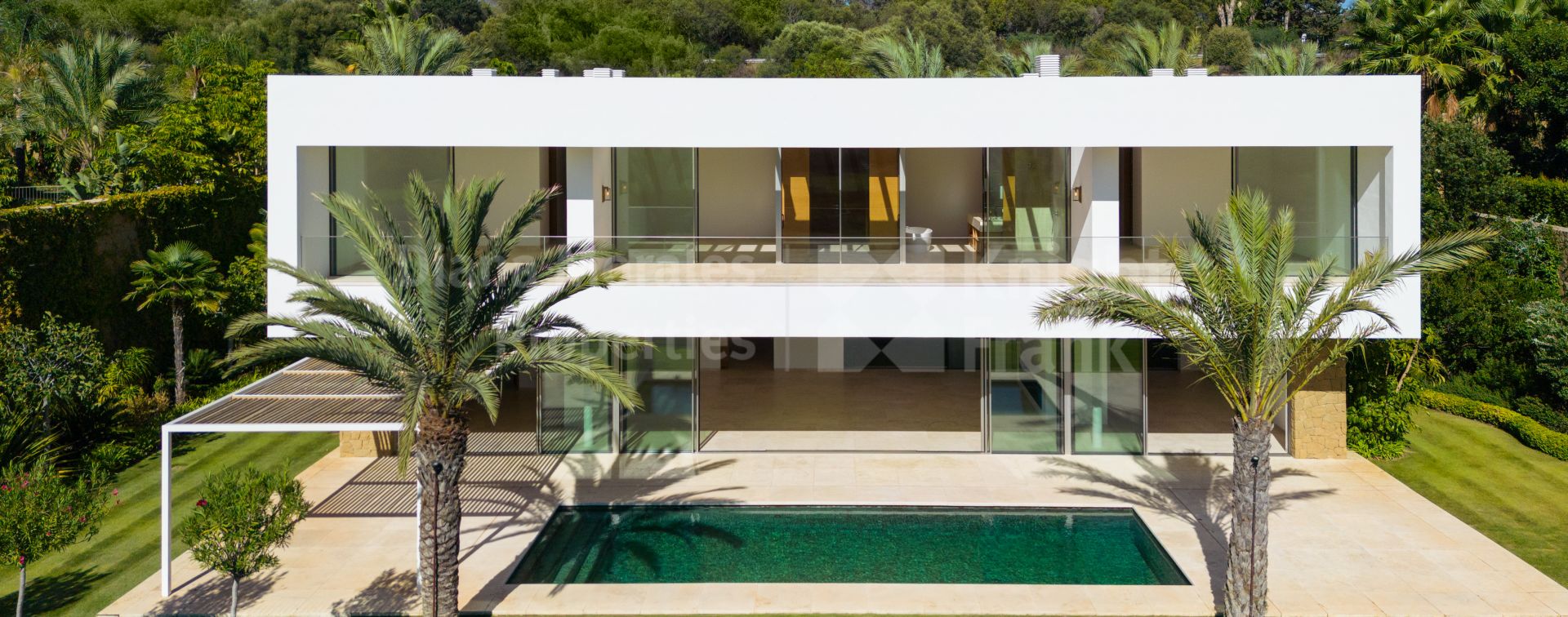 Modern style villa facing the golf course in Finca Cortesin