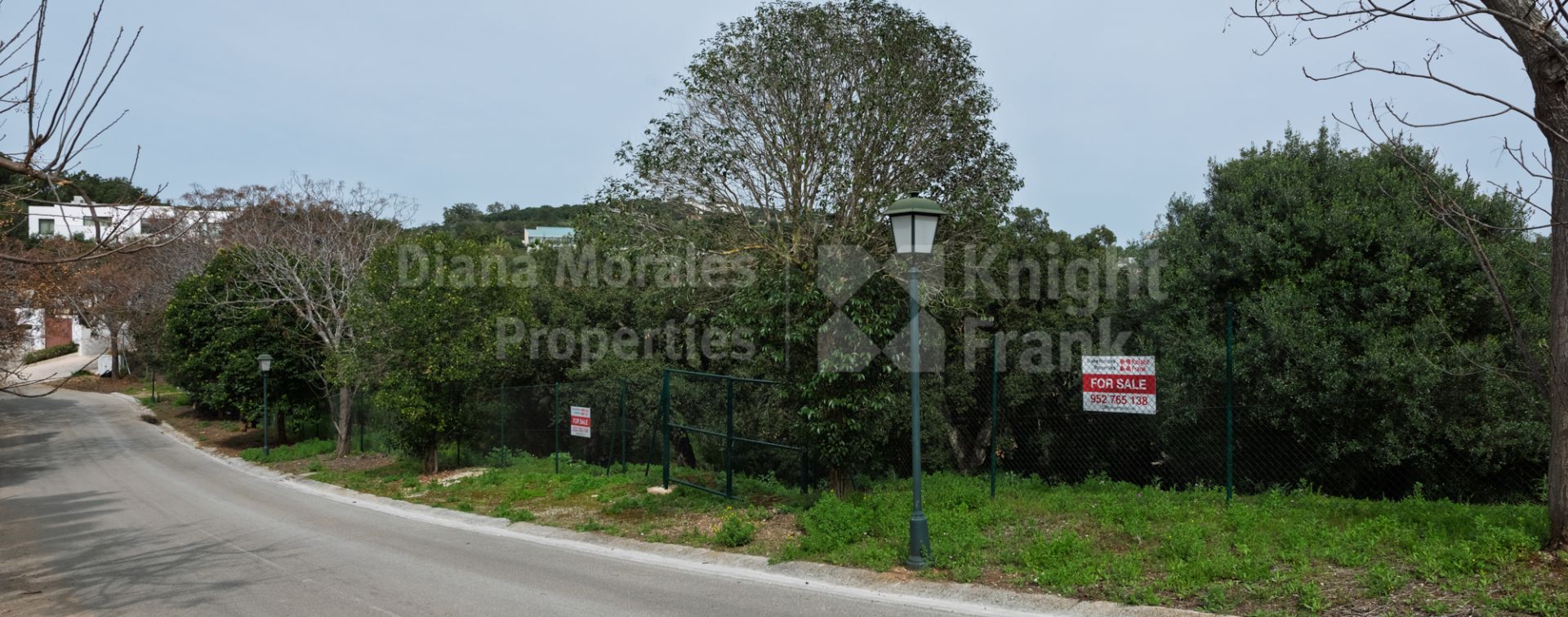 Sotogrande, Terrain idéal à Almenara pour construire une villa moderne intégrée à la nature