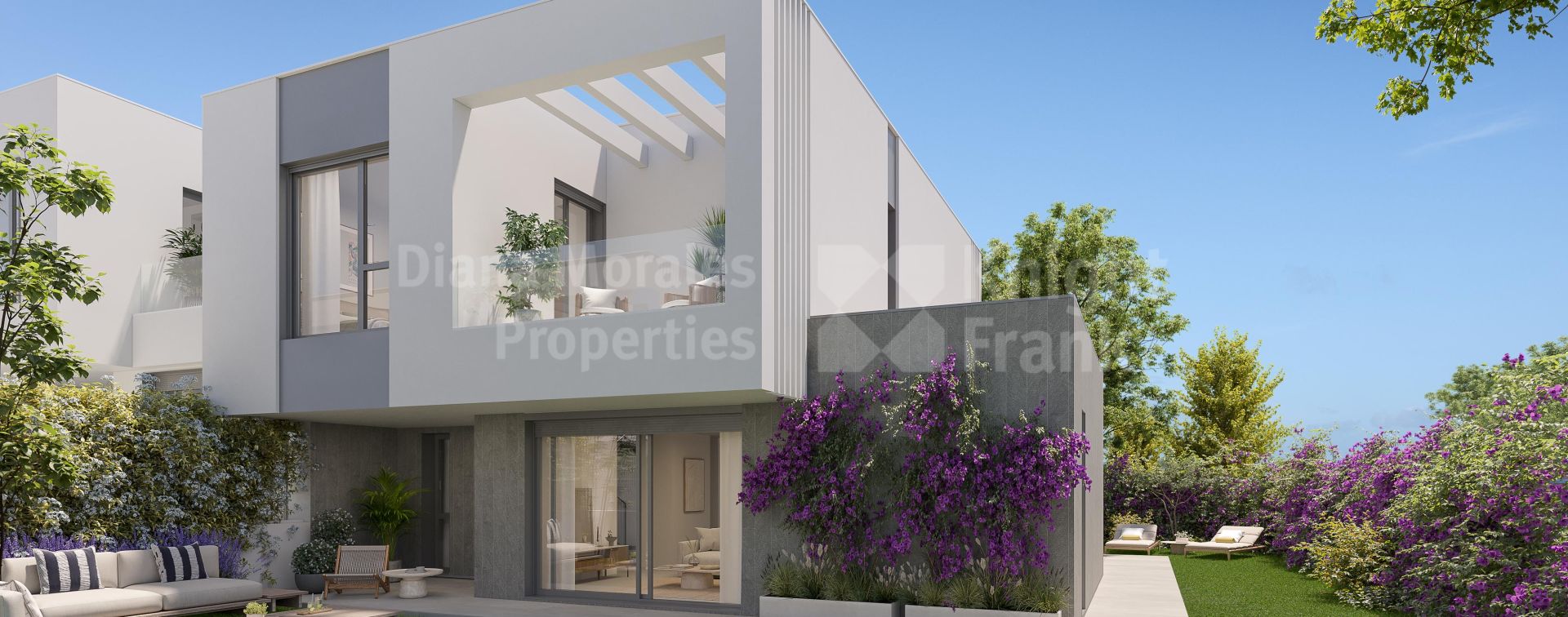 Elviria Playa, Современные пятьдесят два таунхауса у моря в восточной части Марбельи