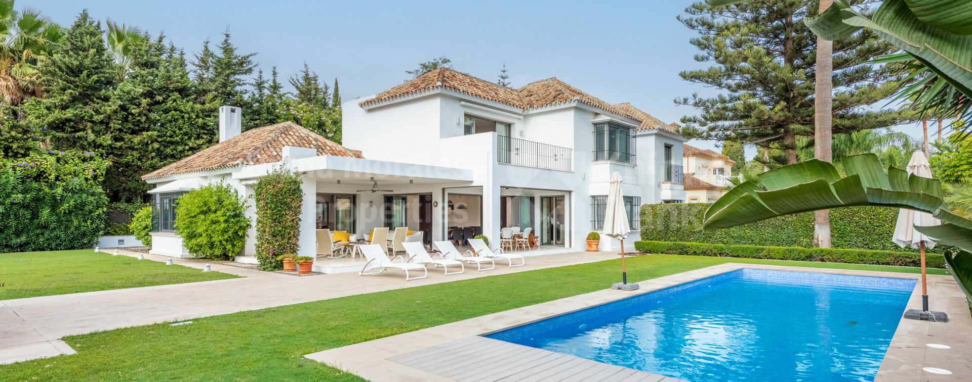 High quality villa in beachside position of Paraiso Barronal