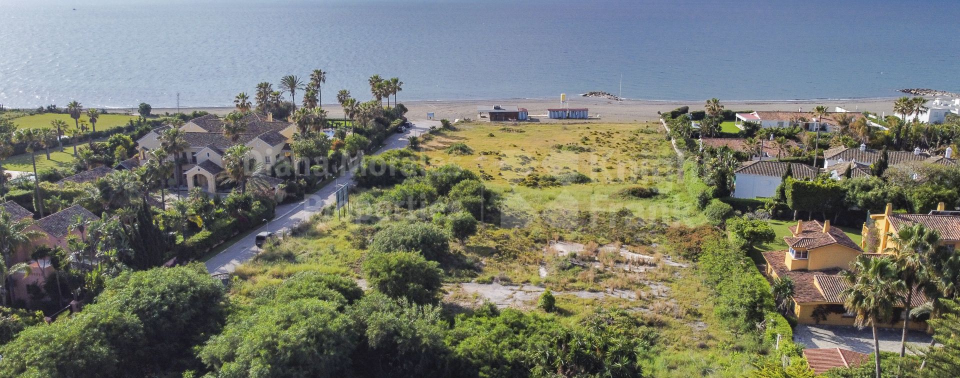 Parcela en primera linea de playa en Guadalmina baja