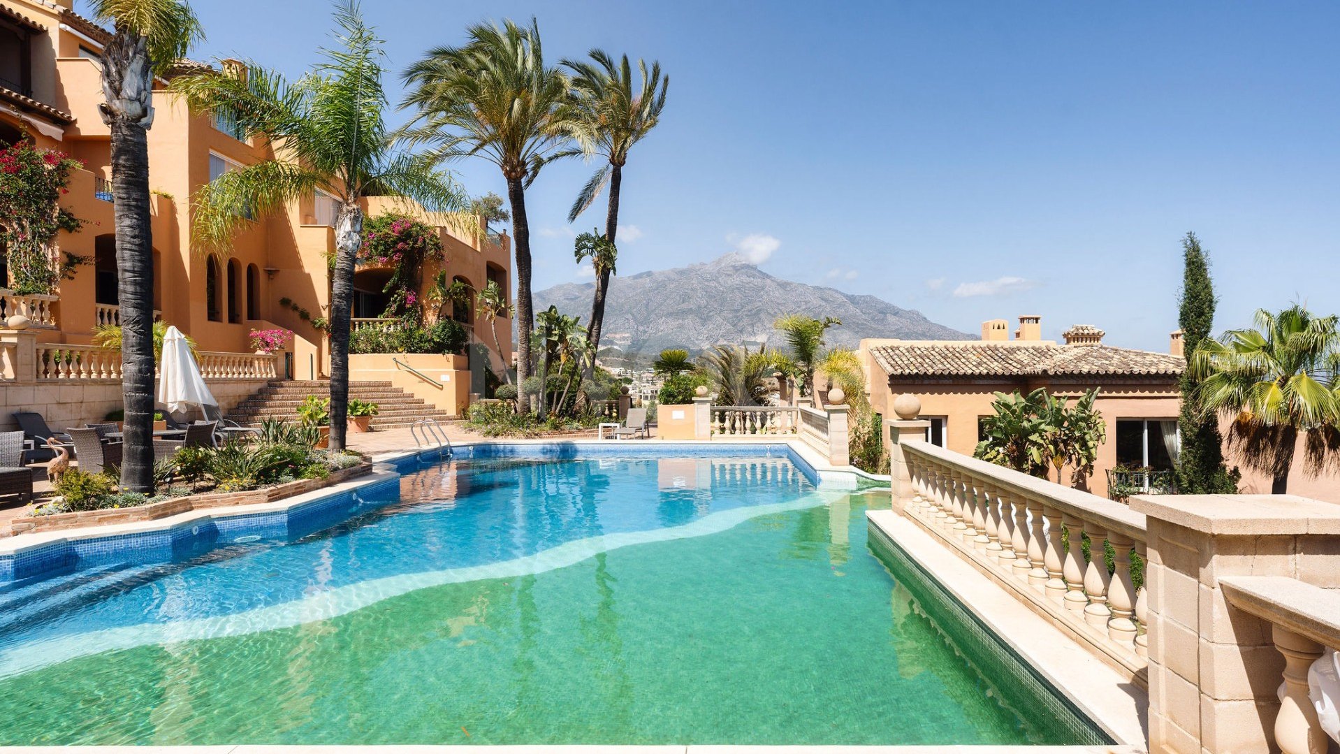 Ático de Estilo Andaluz Reformado Recientemente con Vistas al Mar en Nueva Andalucía