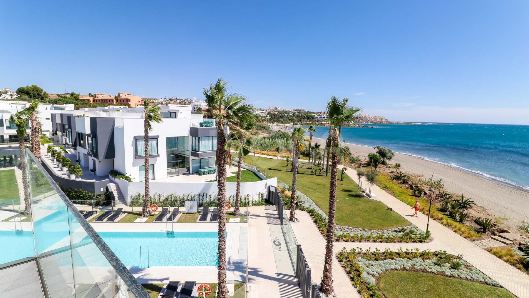Preciosa casa adosada de 3 dormitorios en primera línea de playa en Estepona, con vistas panorámicas al mar.
