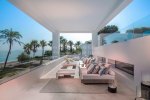 La Perla Blanca: Espectacular Villa Moderna en primera Línea de Playa al oeste de Marbella