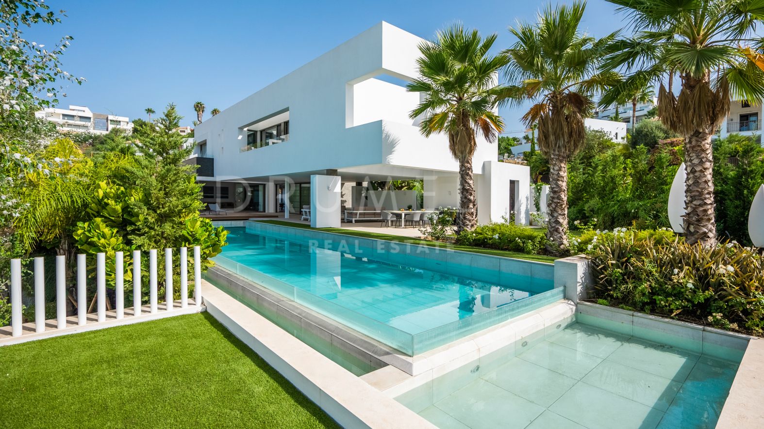 Nueva y moderna Villa de estilo con espacios abiertos en venta en La Alqueria, Benahavis