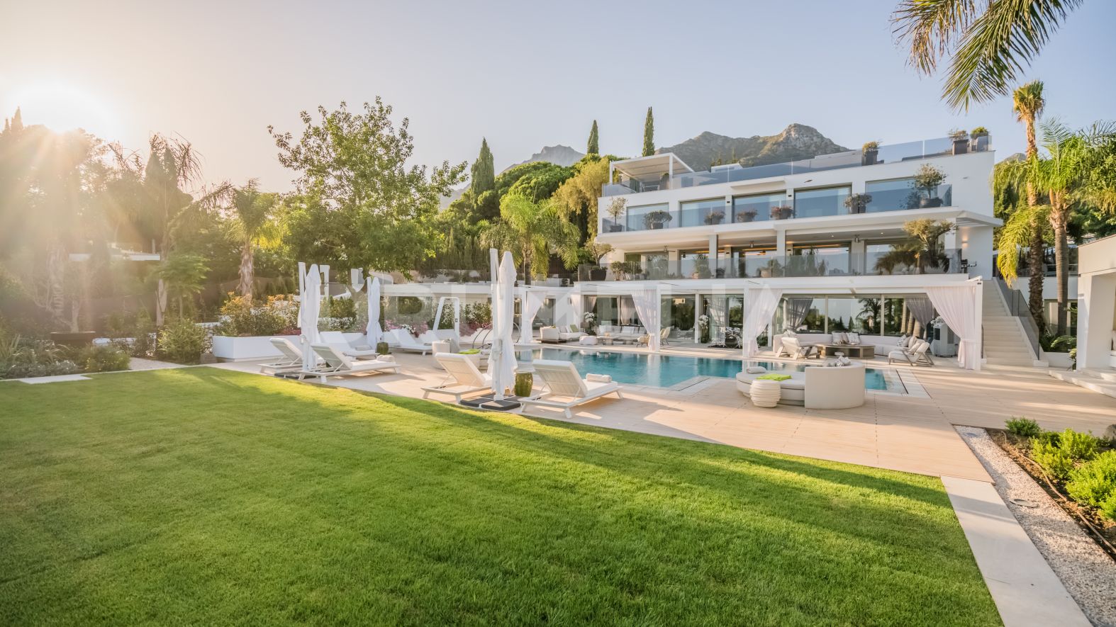 Extraordinaria villa moderna de lujo en venta en Cascada de Camojan, Marbella