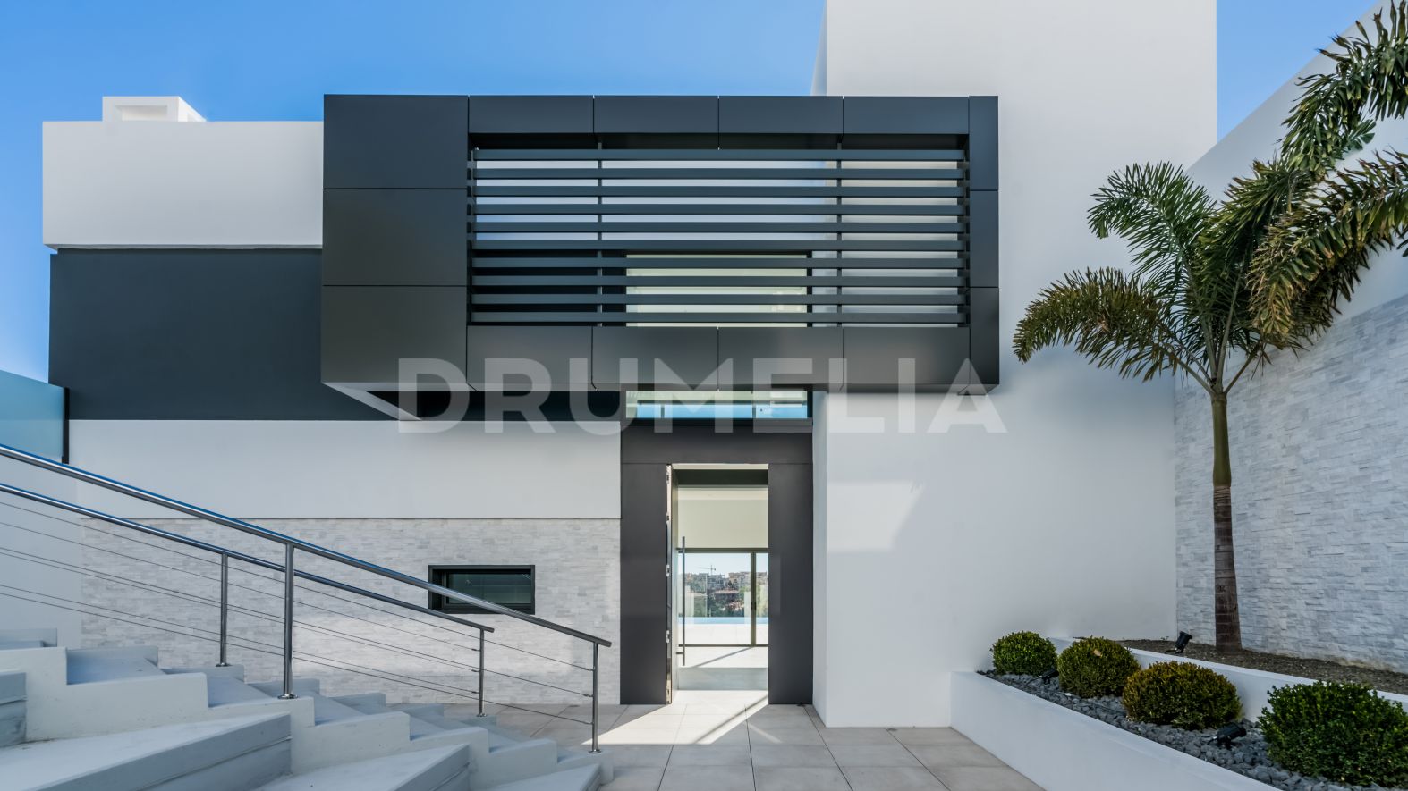Impresionante Nueva y Moderna Villa de lujo con piscina infinita y vistas al golf en venta en La Alqueria, Benahavis
