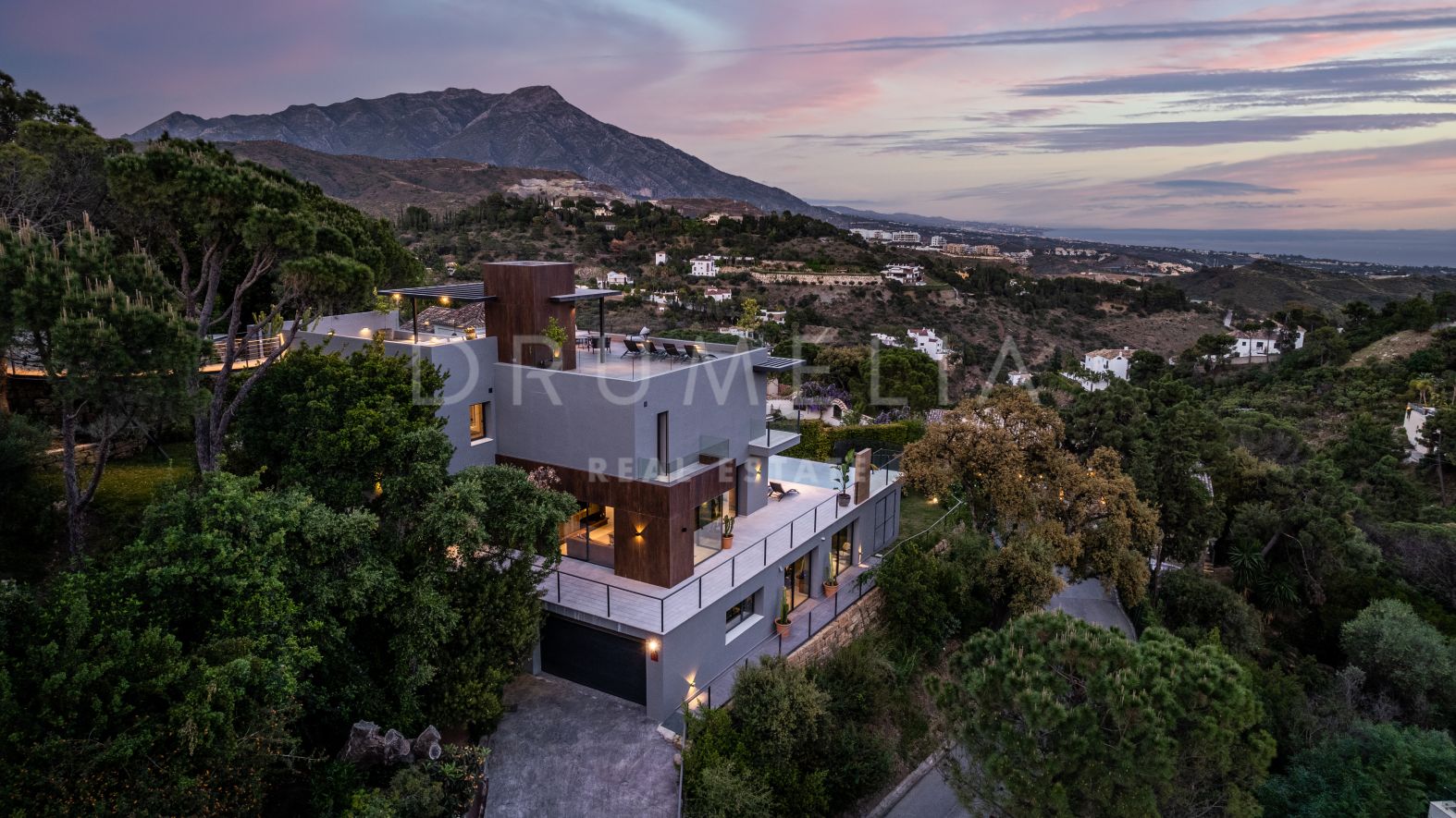 Villa Auli - New hilltop modern house with luxurious amenities and beautiful views in El Madroñal, Benahavis