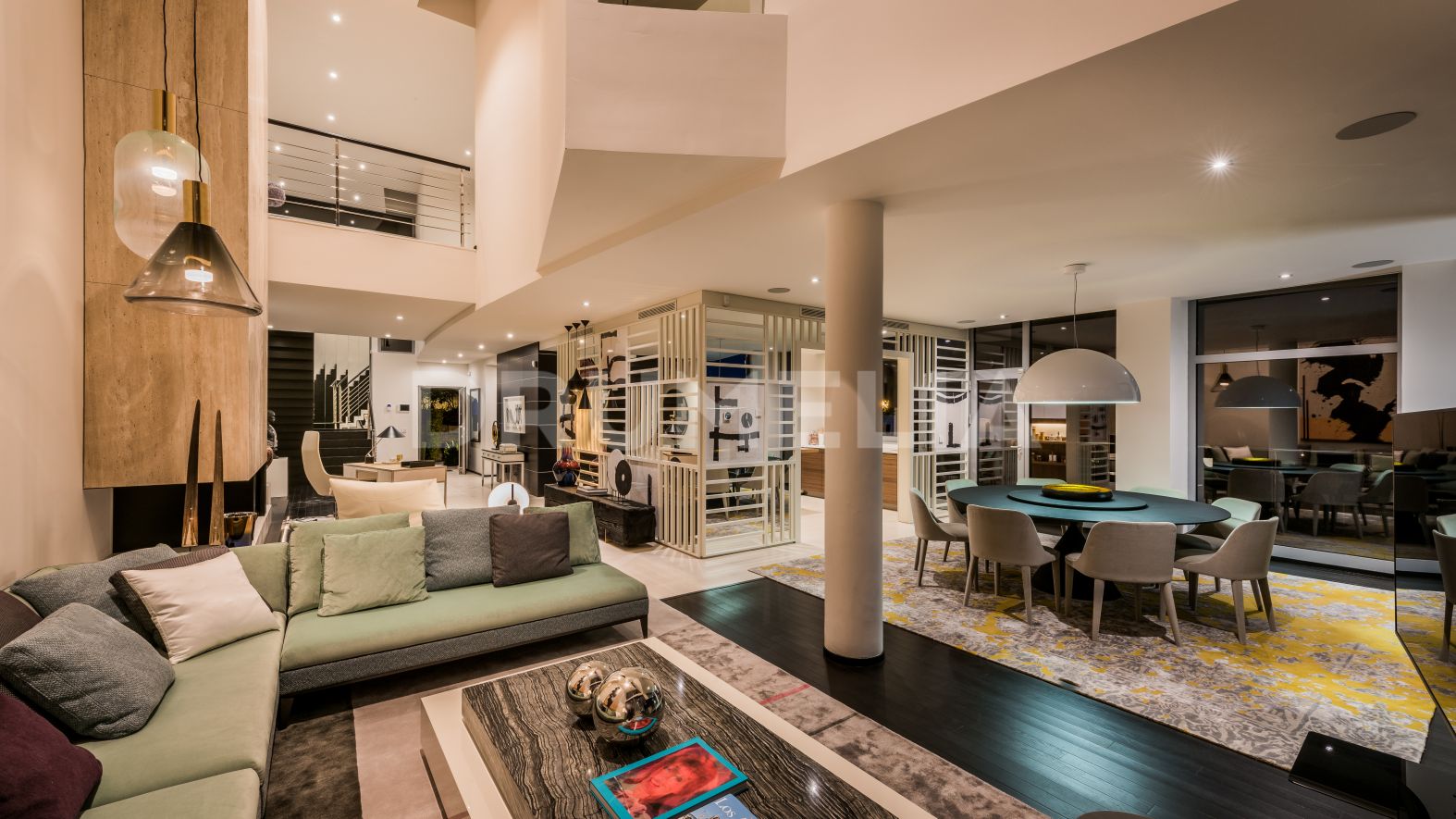 Altius 1: Stilvolle, eklektische moderne Doppelhaushälfte, Designer-Villa, Sierra Blanca