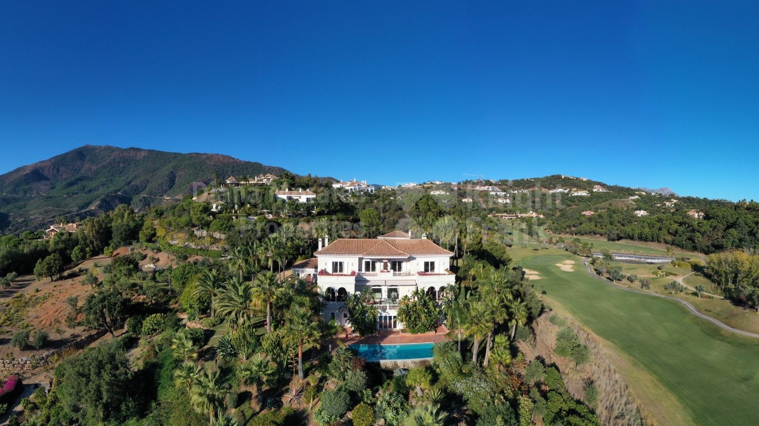 Frontline golf villa with a guest house in La Zagaleta