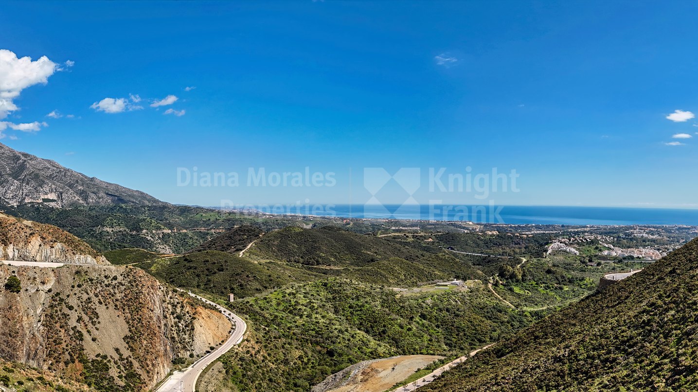 Twenty-eight apartments with impressive sea views in El Real de La Quinta
