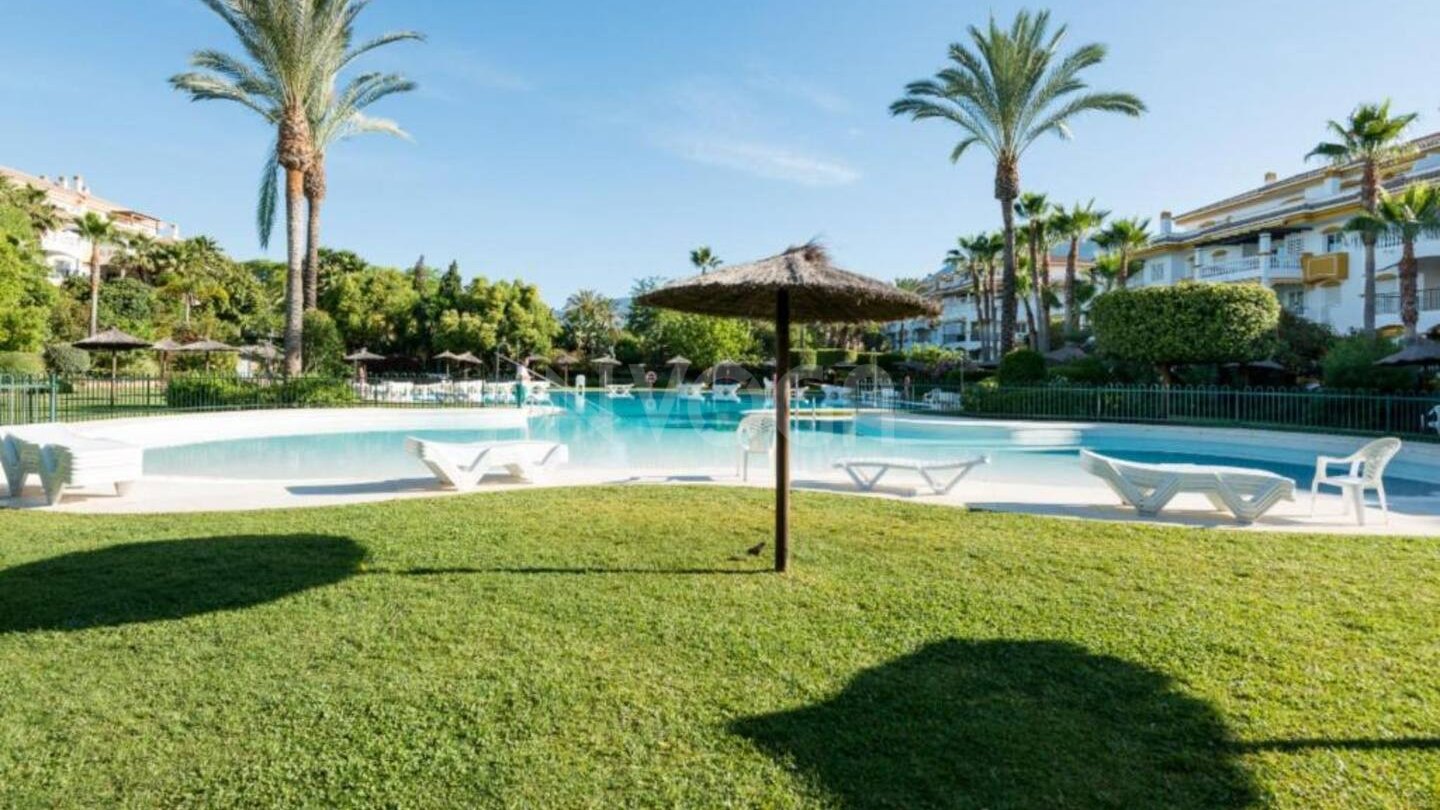 Fabulous ground floor apartment with private garden in Dama de Noche – Marbella