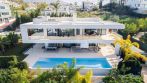 Villa with a lift in Nueva Andalucía