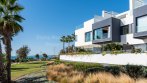 Estepona Playa, Изысканно декорированный и современный террасный дом на первой линии моря