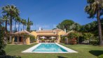 Marbella Ost, Luxuriöse Villa in erster Reihe in Vereda del Golf, Rio Real