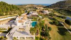 Elegancia contemporánea en plena naturaleza: Una lujosa villa en Marbella Club Golf Resort