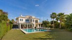 Las Chapas, Luxuriöse Villa auf der Erste Strandlinie in Marbella Ost.