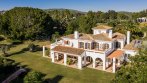 Sotogrande, Excellent investment: Frontline golf villa with development potential on Valderrama's 17th fairway