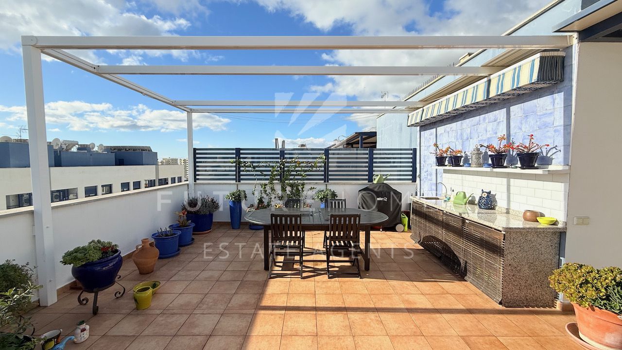 Immaculate penthouse in Estepona Port