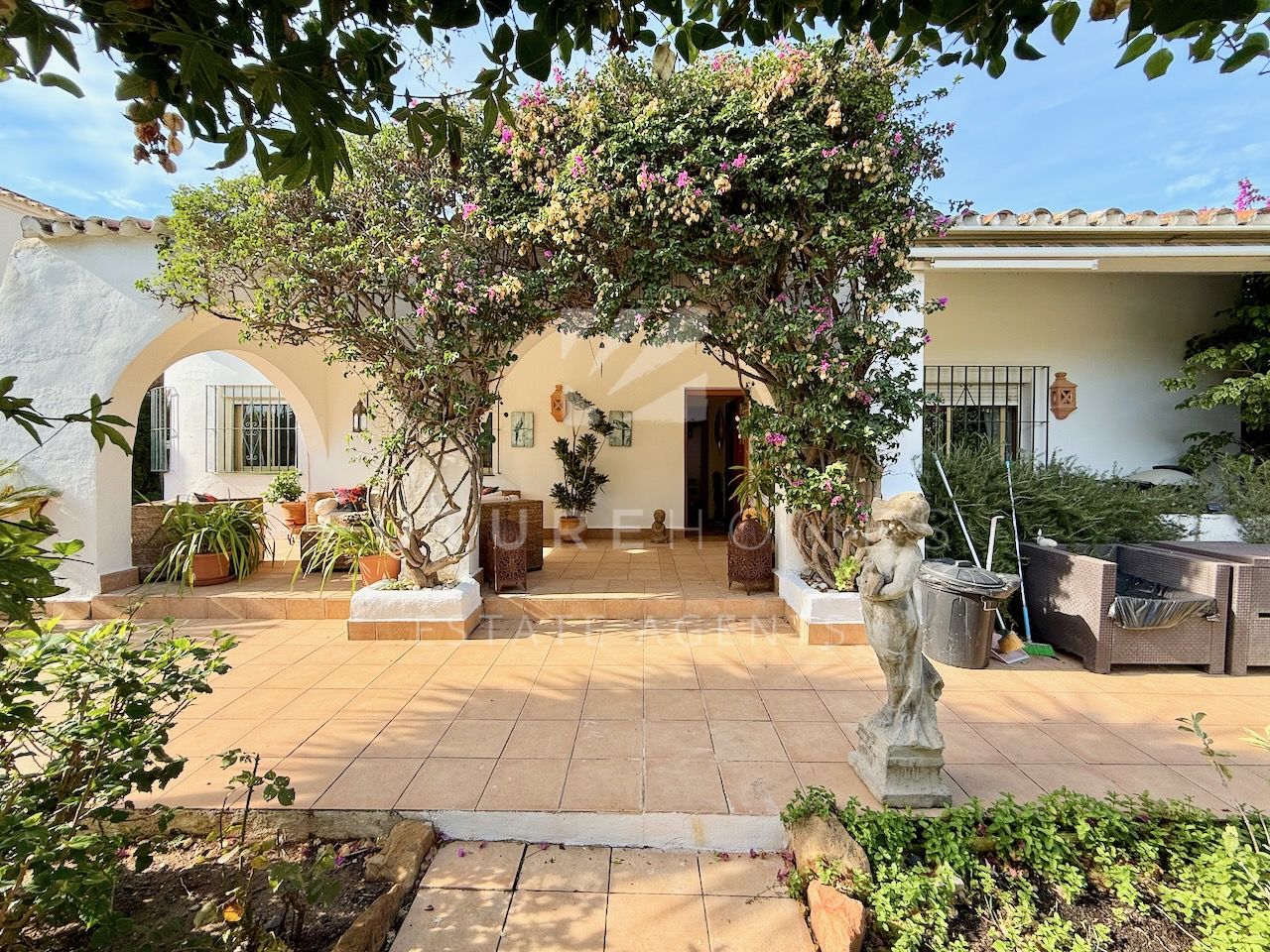 Detached villa on large flat plot only ten minutes from Estepona port.