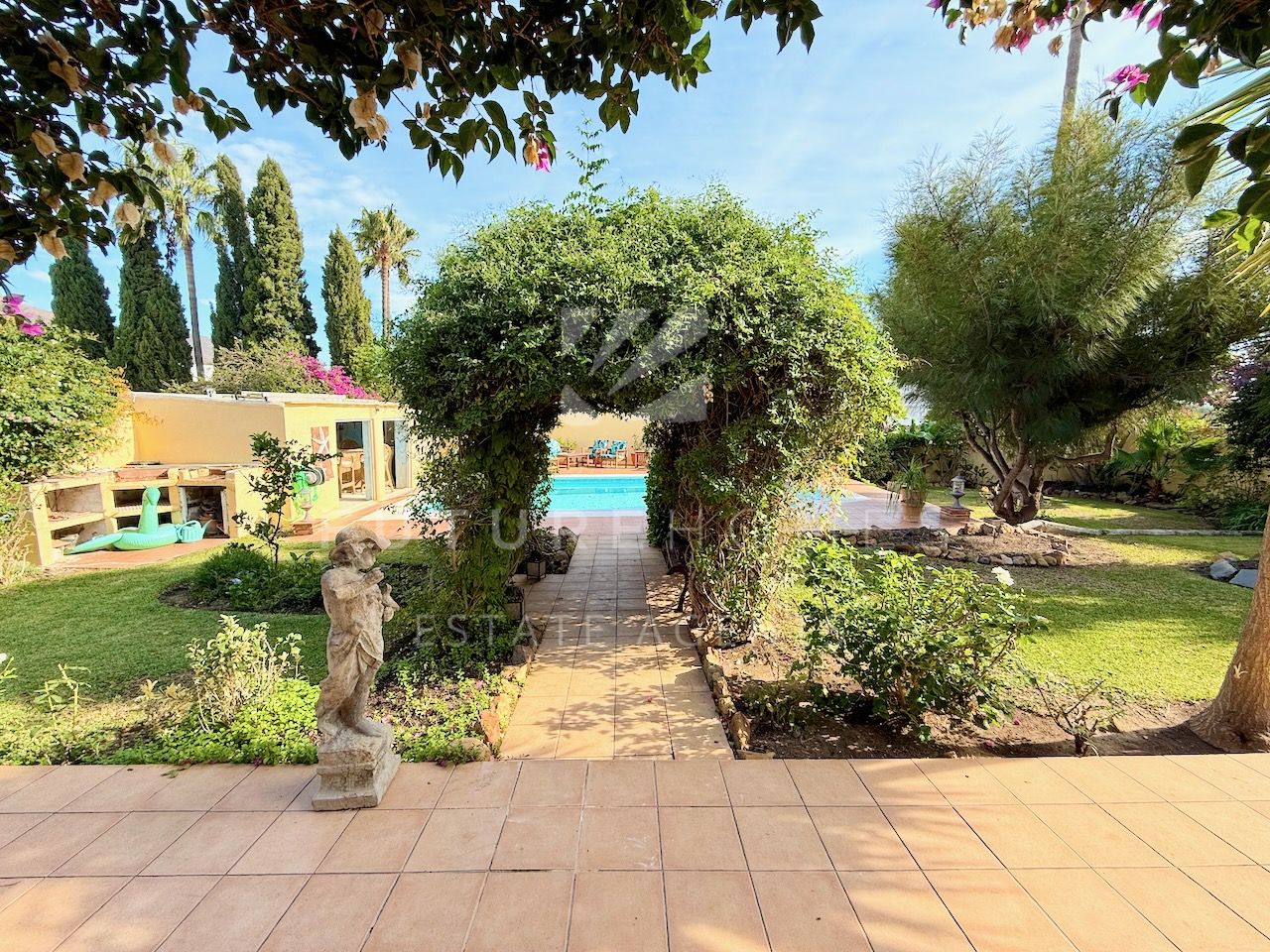 Detached villa on large flat plot only ten minutes from Estepona port.