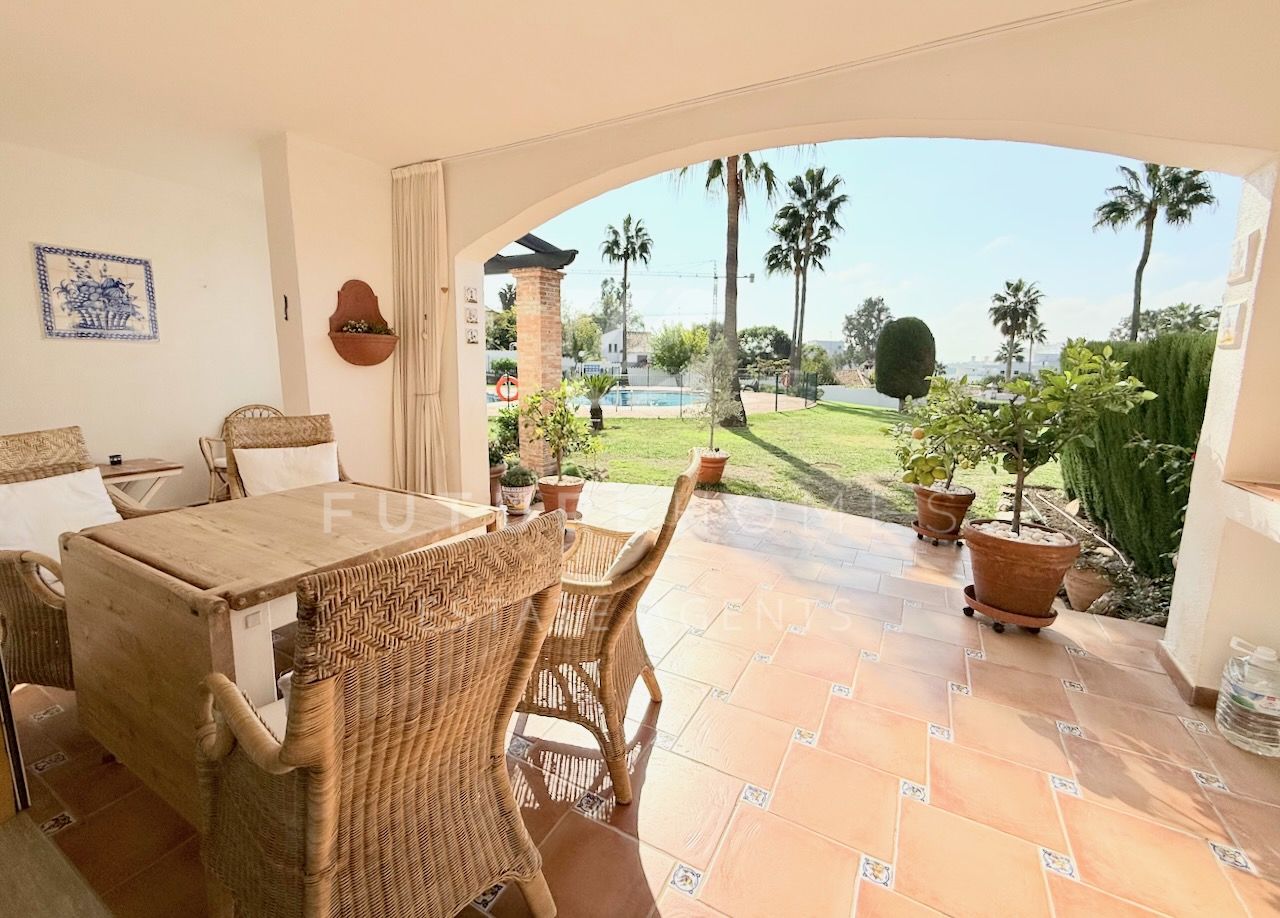 Spacious and bright townhouse for sale on established urbanization only ten minutes from Estepona