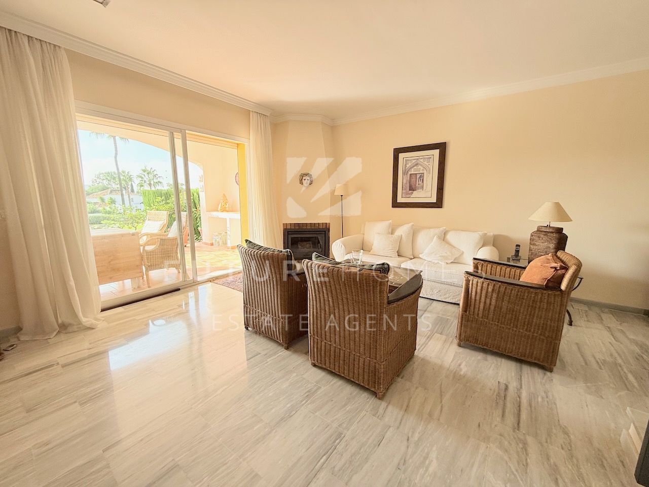 Spacious and bright townhouse for sale on established urbanization only ten minutes from Estepona