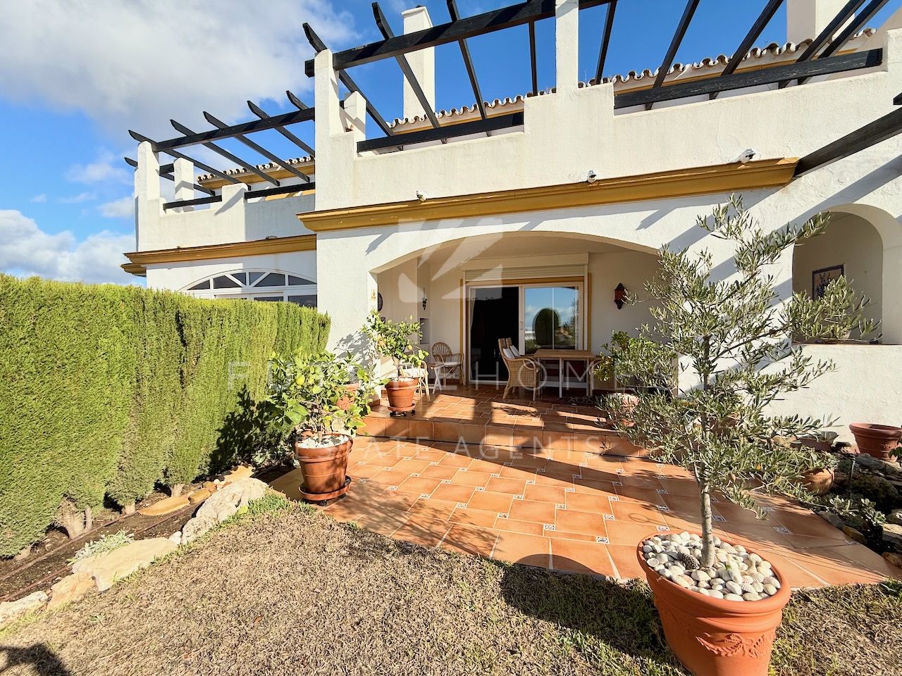 Spacious and bright townhouse for sale on established urbanization only ten minutes from Estepona