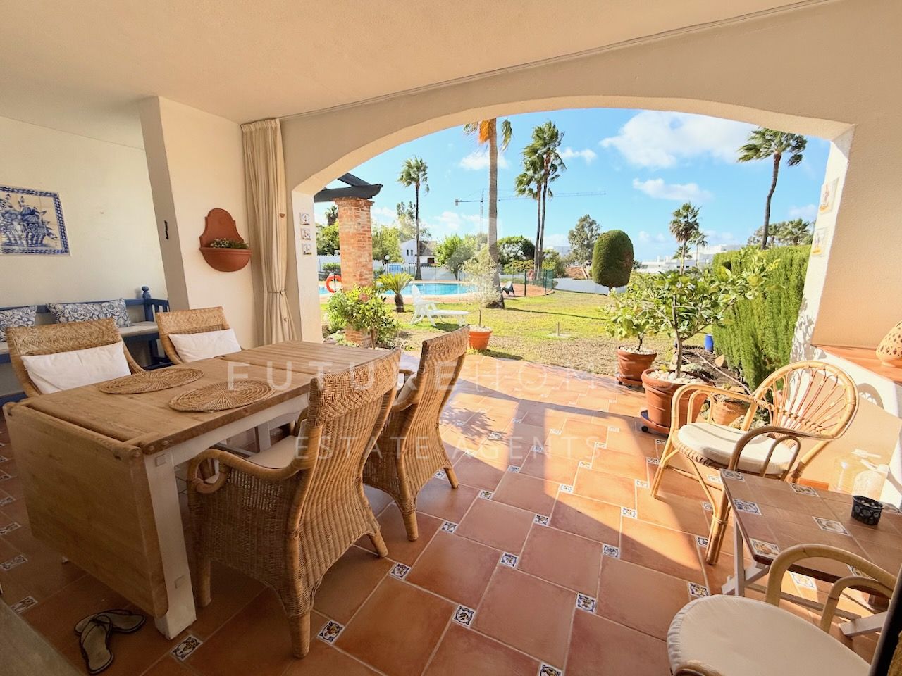 Spacious and bright townhouse for sale on established urbanization only ten minutes from Estepona