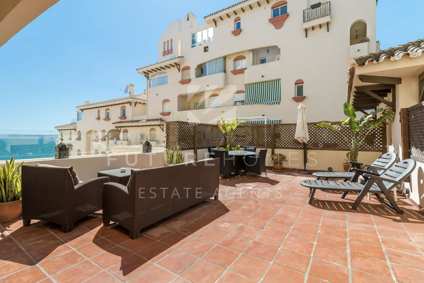 Well located apartment next to the popular Cristo beach and within easy walking distance of Estepona port