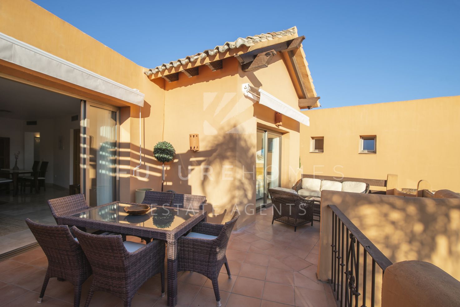 Only 900 metres to the beach! Super spacious penthouse with sunny large terrace - excellent condition.