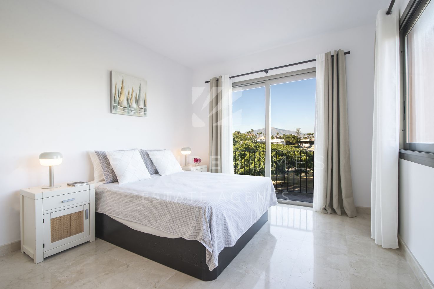Only 900 metres to the beach! Super spacious penthouse with sunny large terrace - excellent condition.